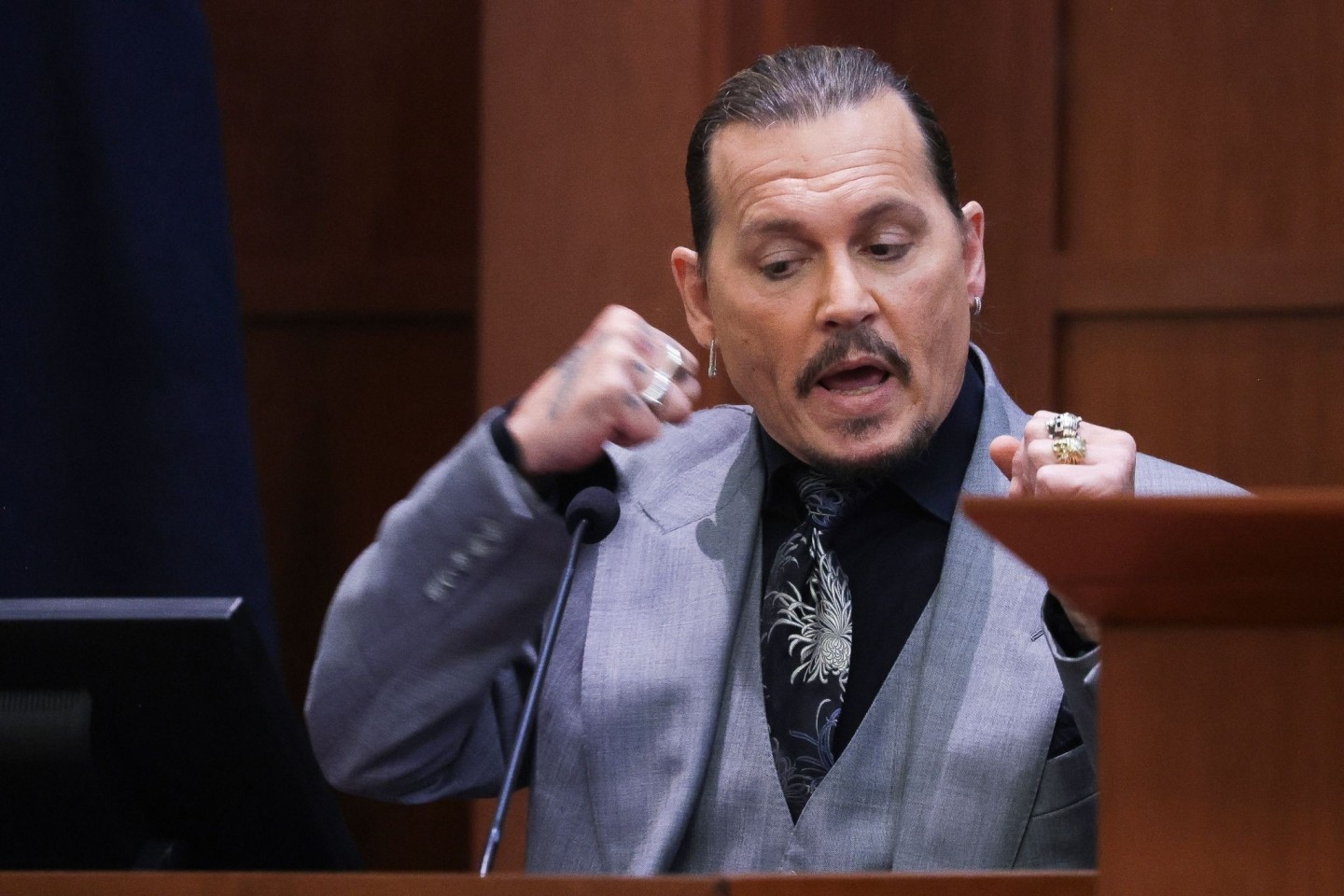 Johnny Depp demonstriert während seiner Anhörung, wie seine Ex-Frau Heard ihn geschlagen haben soll.