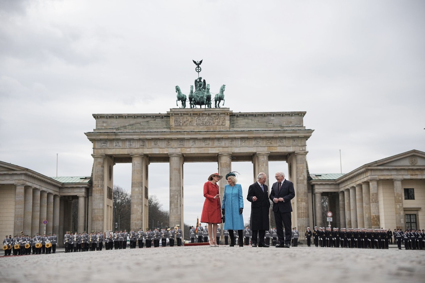 König Charles III. von Großbritannien (2.v.r) und Königsgemahlin Camilla (2.v.l) werden am Brandenburger Tor von Bundespräsident Frank-Walter Steinmeier und seiner Frau Elke Büdenbender...