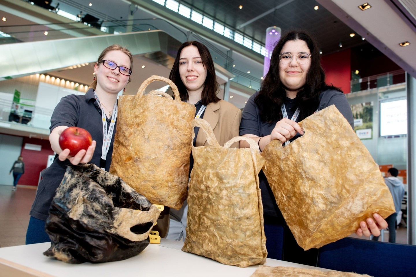 Anja Armstrong (l-r), Jennifer Boronowska und Seyma Celik stellen bei «Jugend forscht» ihre kompostierbaren Einwegtüten vor.
