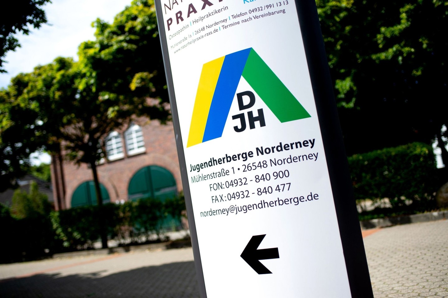 Ein Schild mit dem Logo des DJH steht vor der Jugendherberge auf Norderney: Nach zwei schwierigen Jahren in der Corona-Pandemie haben sich die Jugendherbergen wieder erholt.