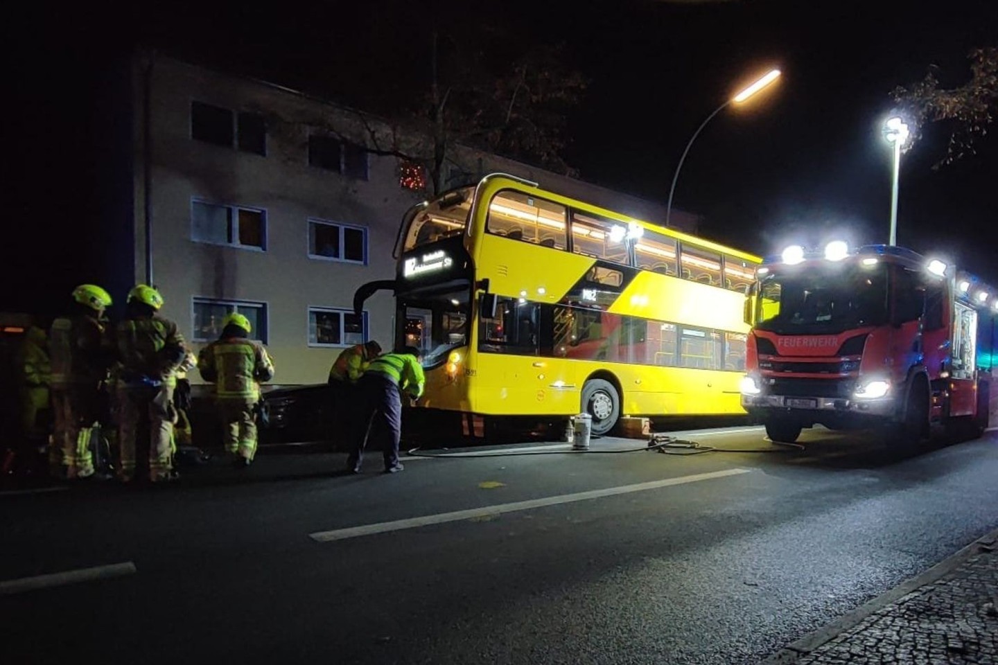 In Berlin-Steglitz sind bei einem schweren Verkehrsunfall mit einem BVG-Bus zwei Fußgänger unter den Doppeldecker geraten.