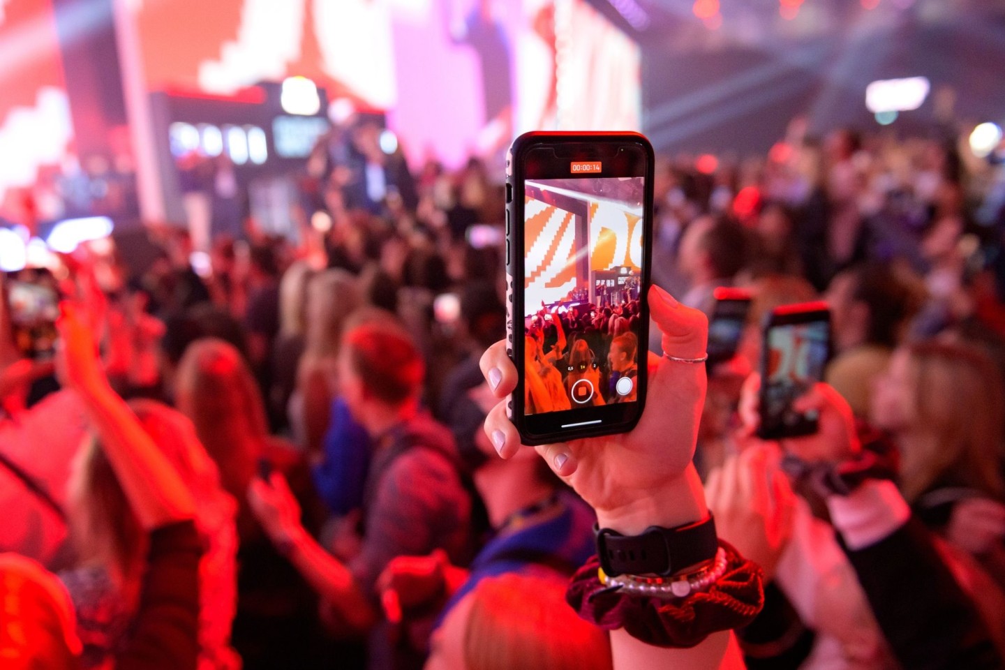 Konzert mitfilmen für die Instagram-Story: Jugendliche verbringen fast 64 Stunden pro Woche im Internet.