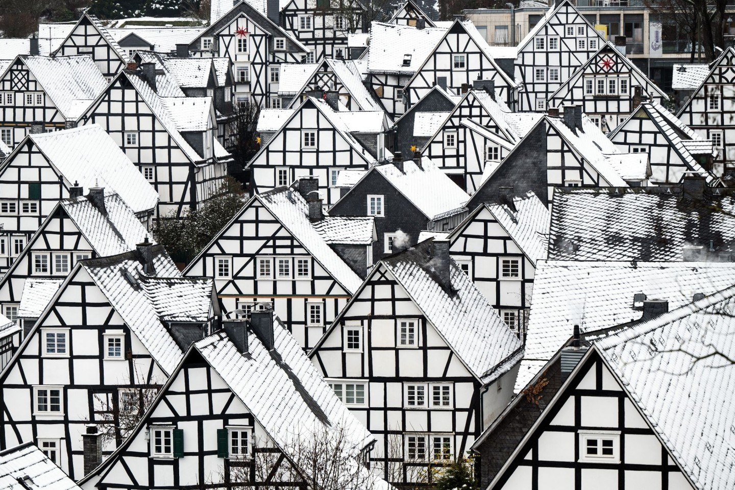 Vor rund zehn Tagen: Schnee liegt auf den Dächern der Häuser in Freudenberg (Nordrhein-Westfalen).