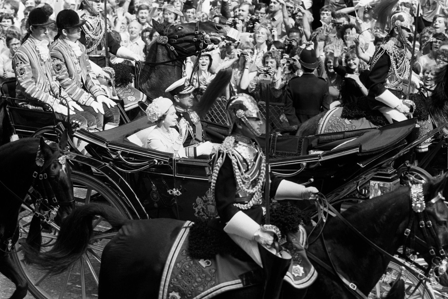 Die Königin und der Herzog von Edinburgh fahren anlässlich der Hochzeit des Prinzen von Wales und Lady Diana Spencer die Fleet Street entlang. Mit dabei: der ehemalige Lakai Paul Whybrew (...
