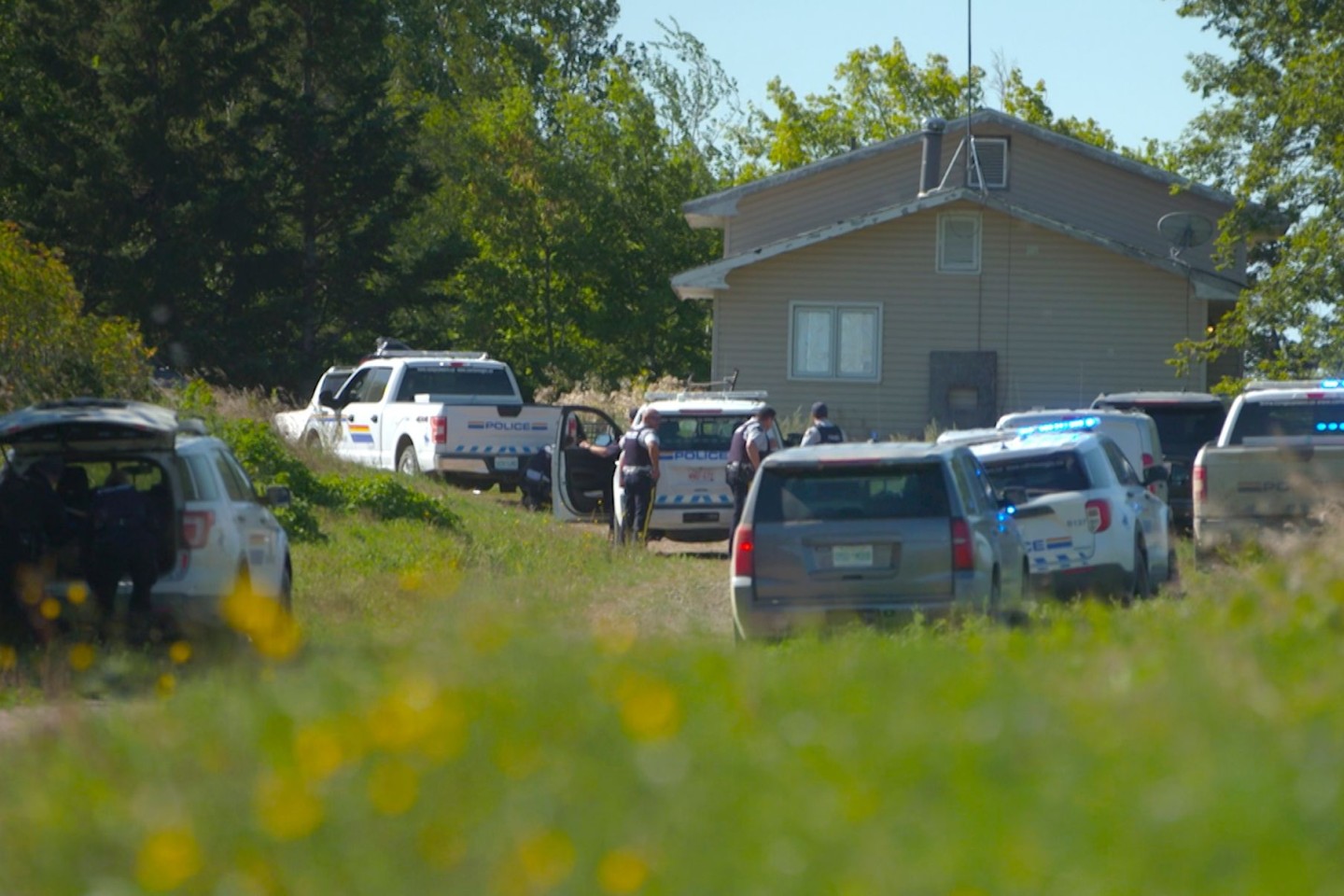 Kanadische Strafverfolgungsbehörden umstellen ein Haus im James Smith Cree First Nation Reservat, während sie nach einem Verdächtigen in einer Reihe von Messerangriffen suchen.