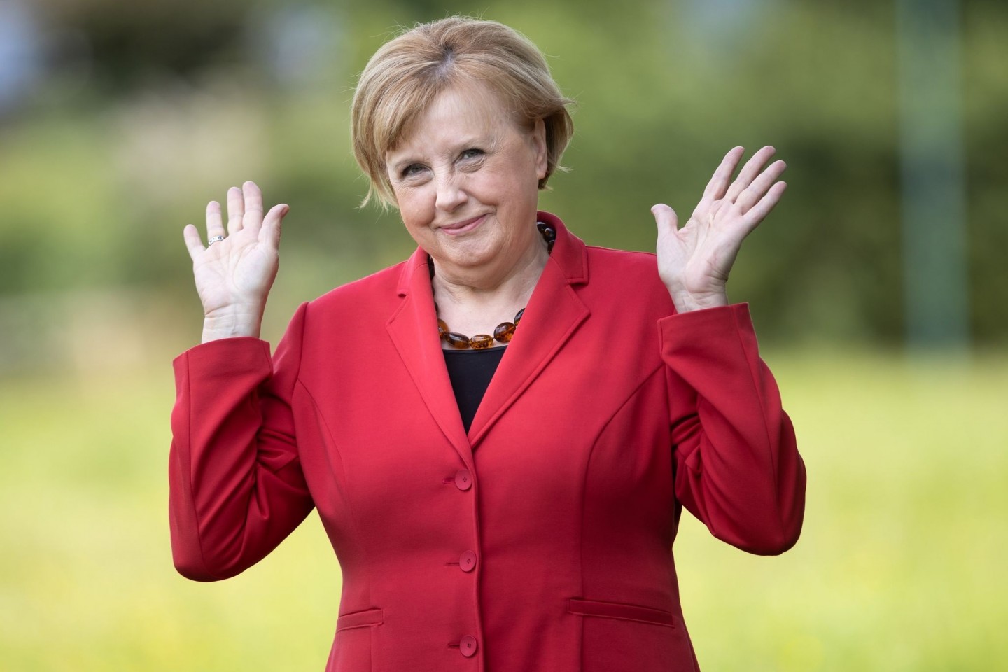 Ursula Wanecki, Kanzlerinnen-Double, hebt ihre Hände. Zum Ende der Merkel-Ära fällt es ihr schwer, die «Raute» wieder aus ihrem Gesten-Repertoire loszuwerden.