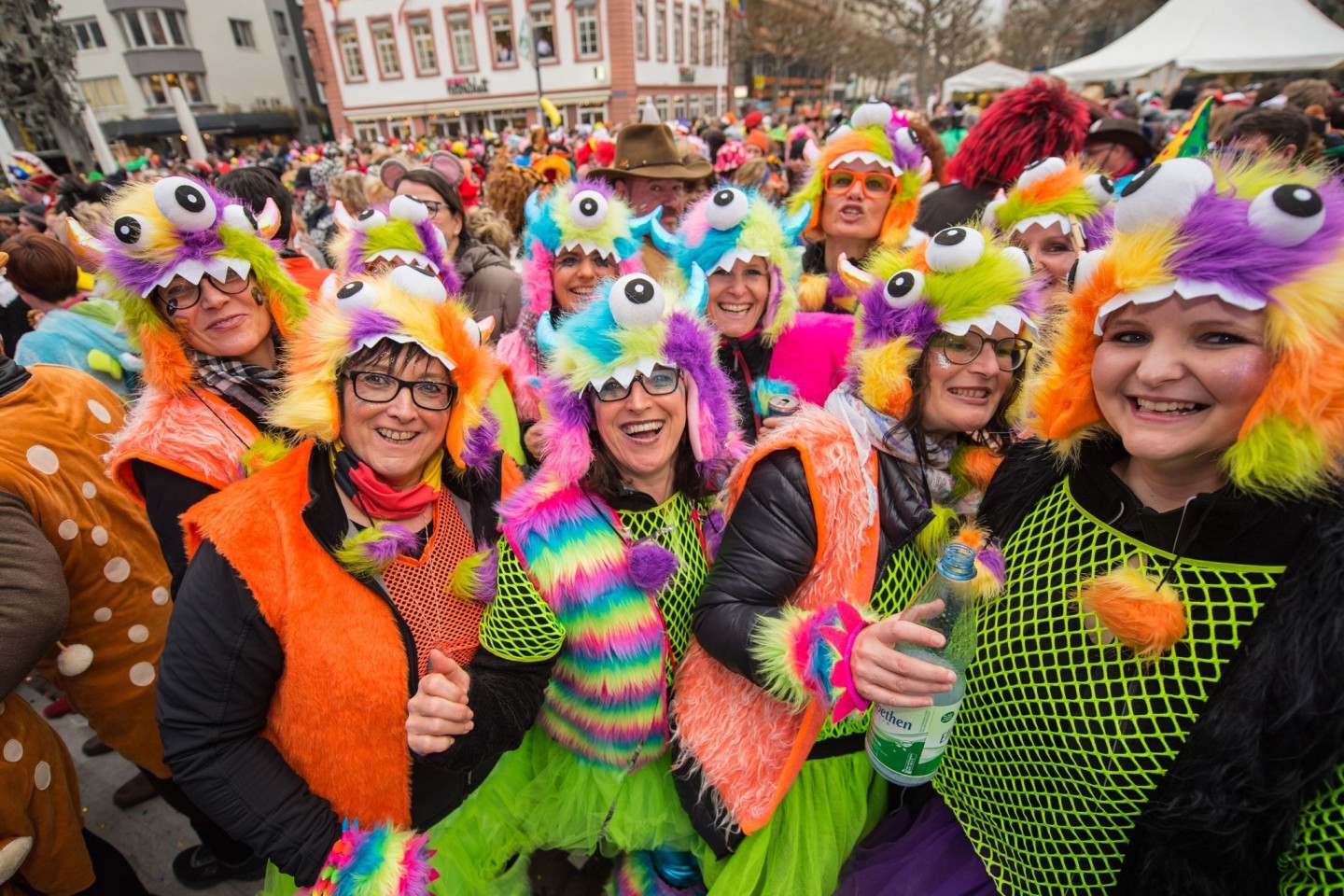 Eine Gruppe Frauen in Fantasiekostümen feiert ausgelassen in Mainz.
