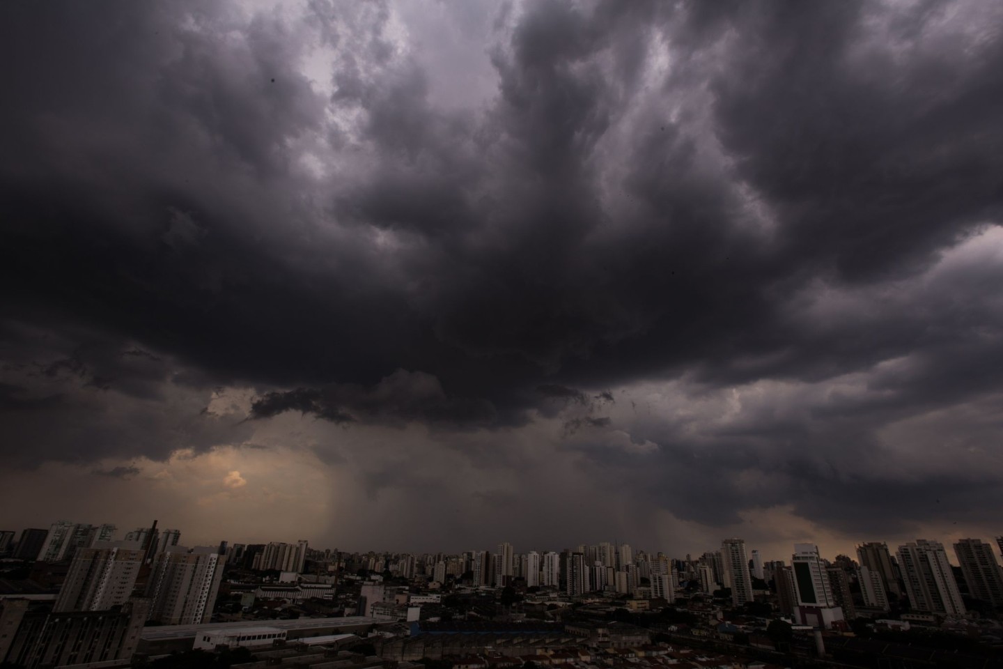 Dunkle Wolken über der brasilianischen Metropole São Paulo. (Symbolbild)