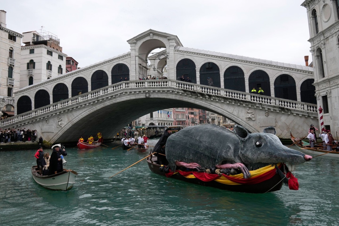 Der Karneval von Venedig in der historischen Lagunenstadt zieht Menschen aus der ganzen Welt an.