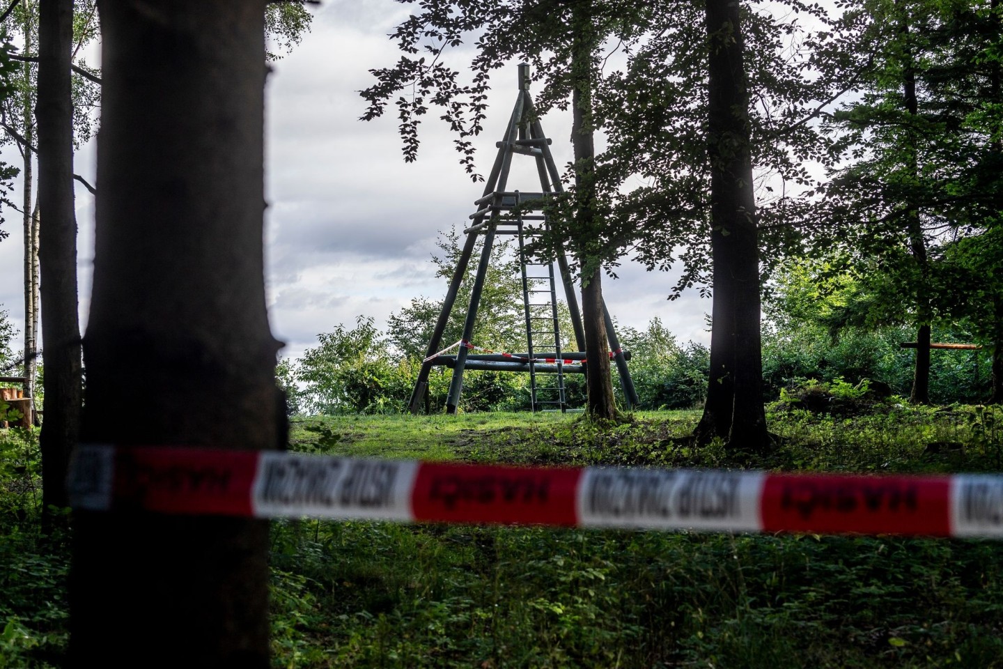 Von diesem drei Meter hohen Aussichtsturm in Tschechien stürzte eine Kindergruppe herab.