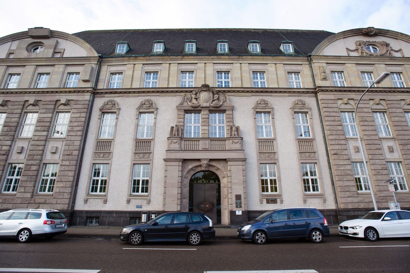 Am Landgericht Saarbrücken ist der Prozess gegen eine Mutter zuende gegangen, die ihre Kinder vom Balkon geworfen hat.