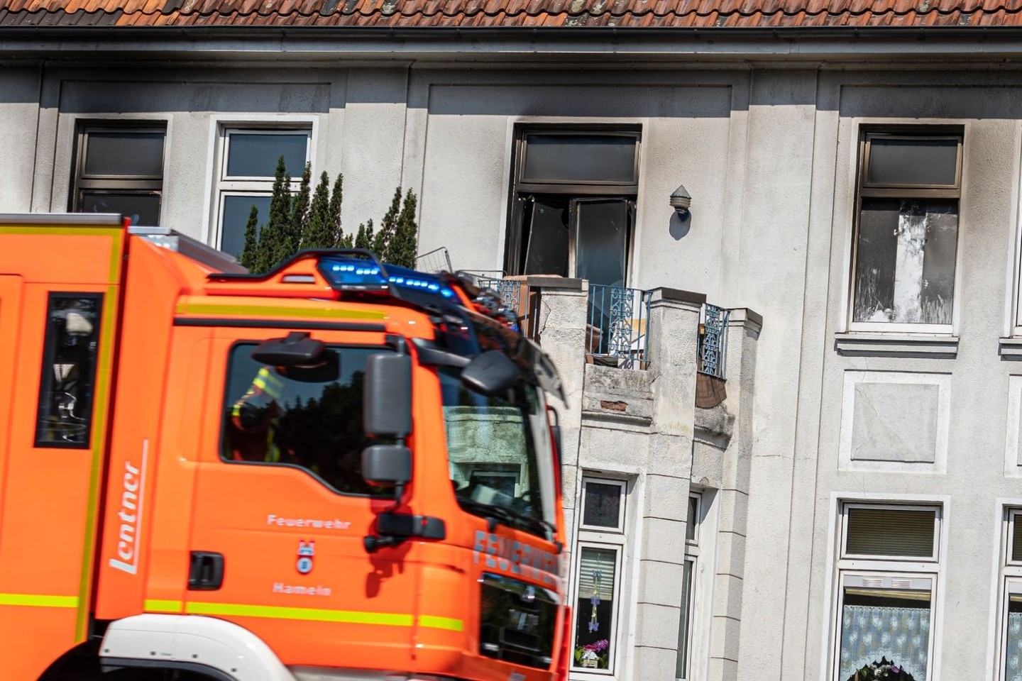 Verrußte und beschädigte Fenster und Türen: Bei einem Feuer in einem Mehrfamilienhaus in Hameln ist ein Kind ums Leben gekommen, weitere Personen wurden nach Angaben der Polizei teils sc...