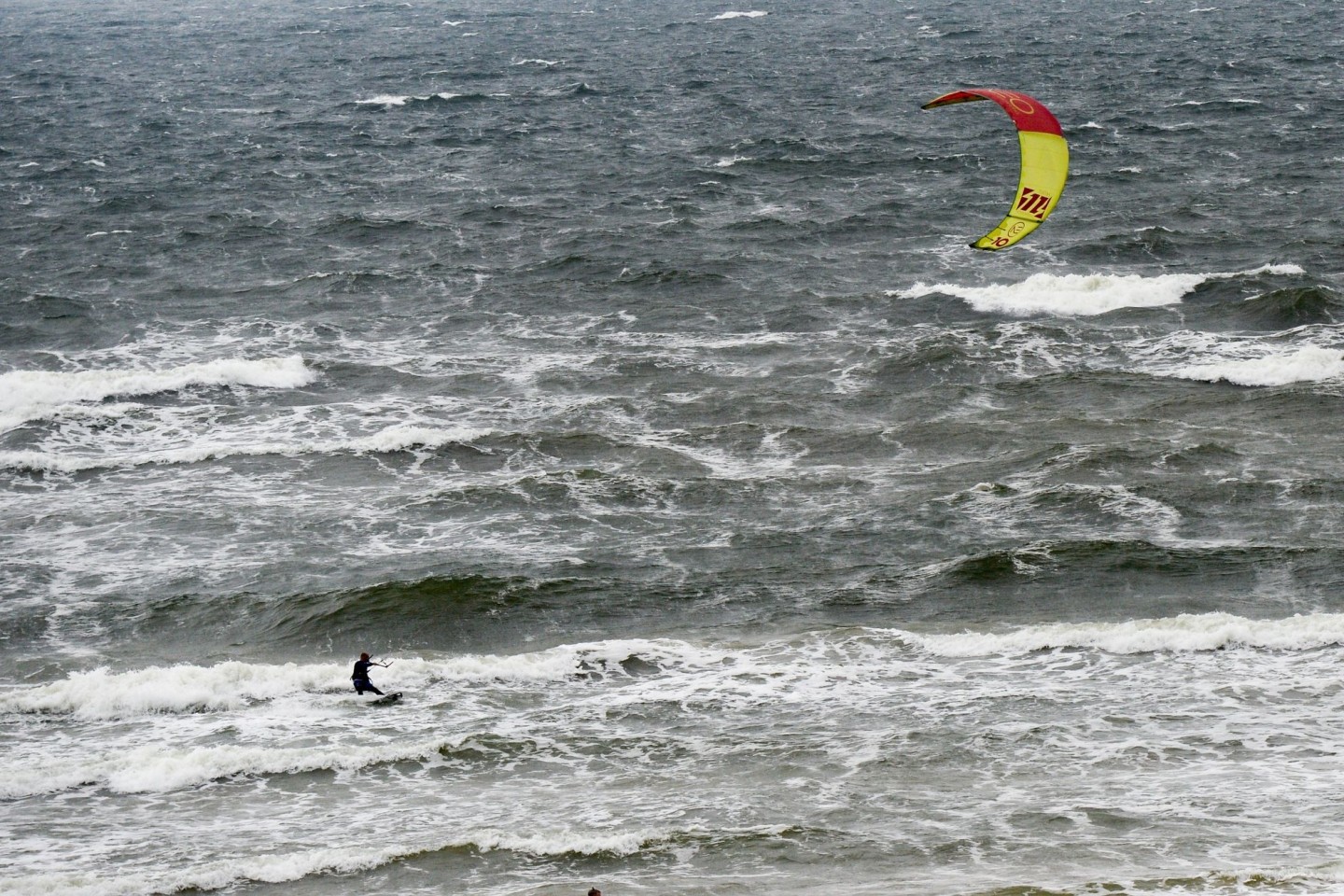 Ein Kitesurfer ist in Frankreich in einen heftigen Sturm geraten.