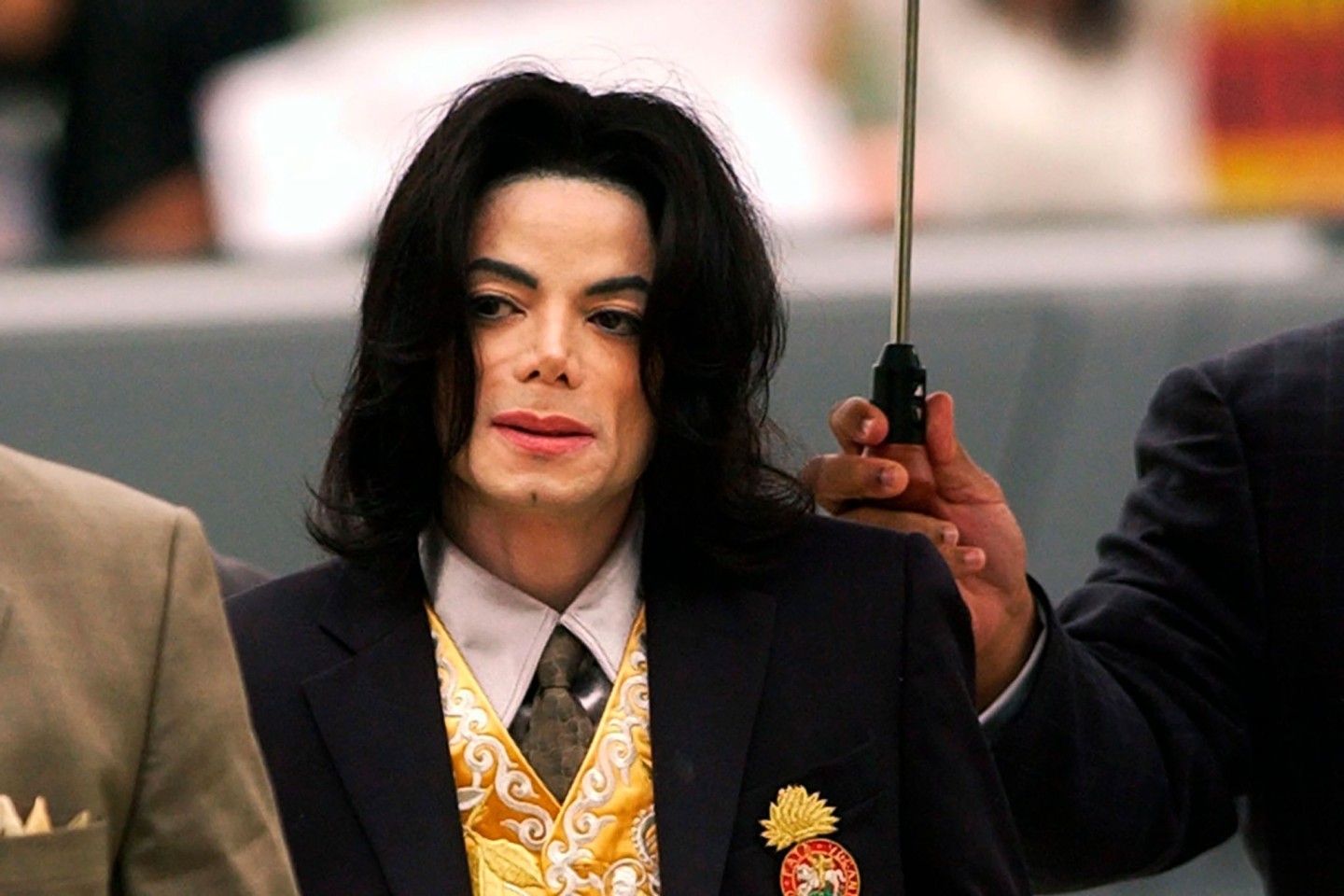 Michael Jackson trifft im Santa Barbara County Courthouse zu seinem Prozess wegen Kindesmissbrauchs ein (2005).