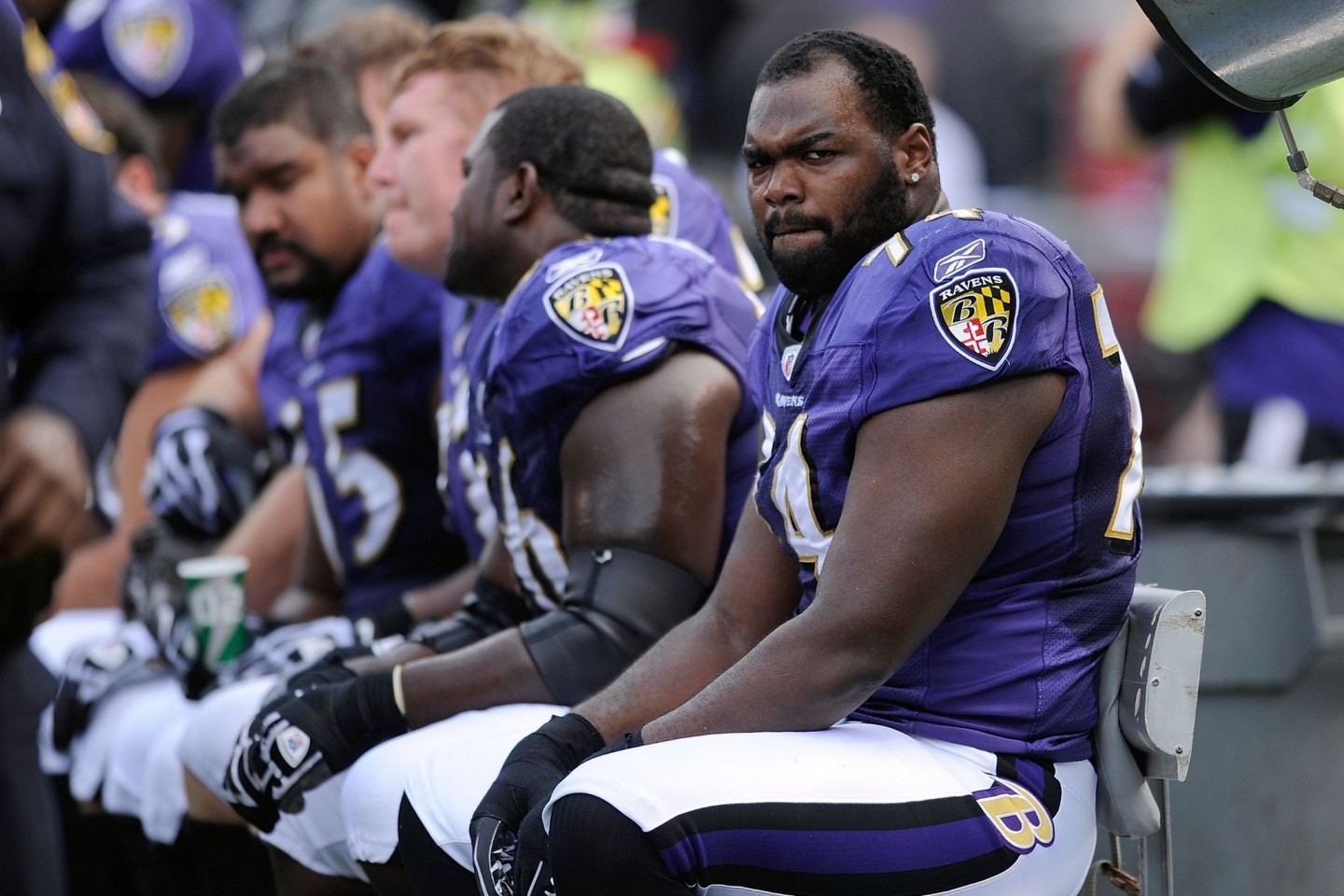 Baltimore Ravens Offensive Tackle Michael Oher sitzt während des NFL-Footballspiels gegen die Buffalo Bills in Baltimore auf der Bank.