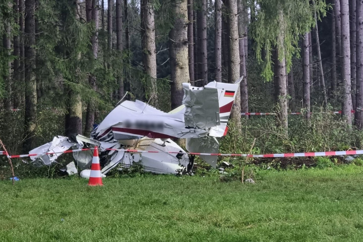 Das Flugzeug ist nahe eines Waldes abgestürzt.