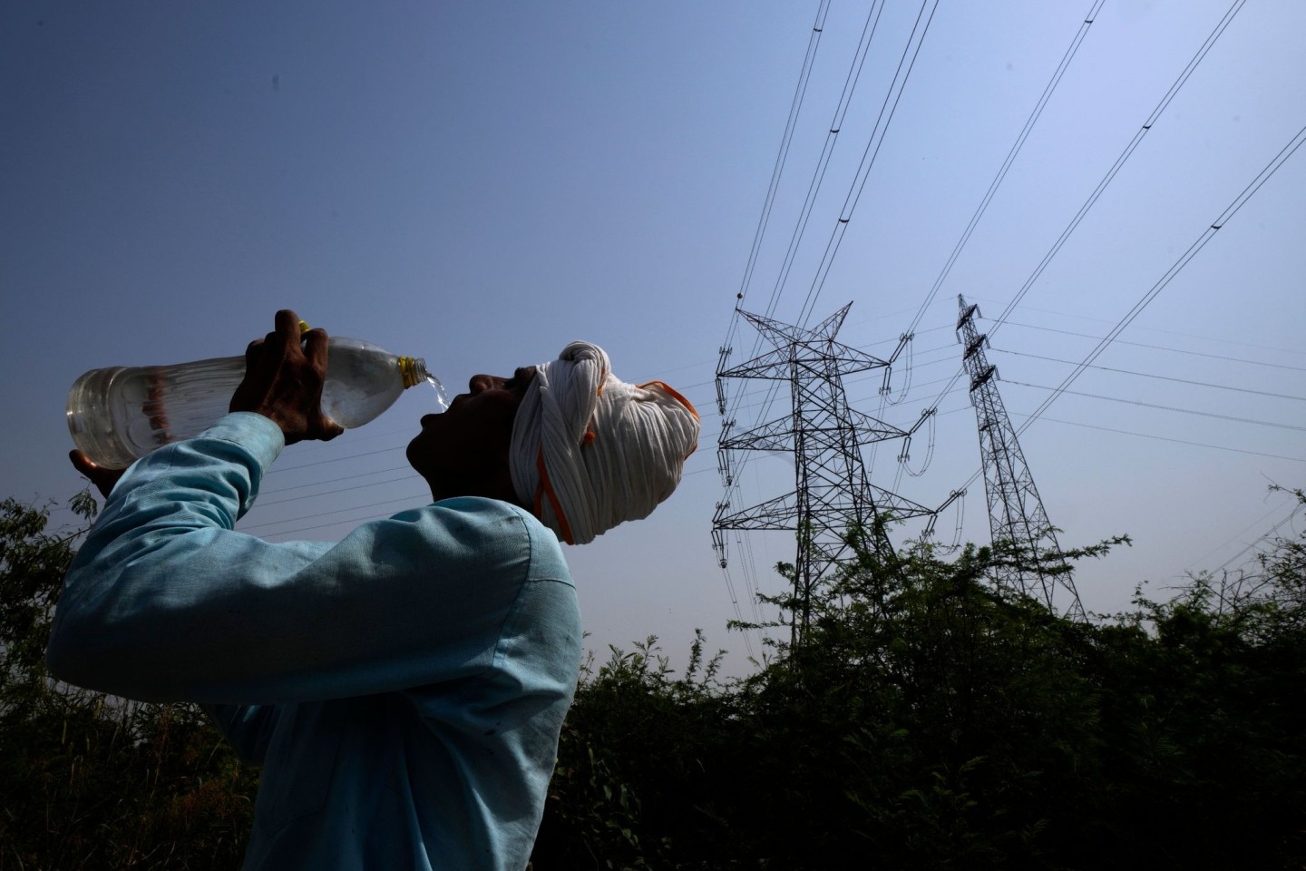 Ein Arbeiter in Neu-Delhi löscht während der historischen Hitzewelle in Indien seinen Durst.