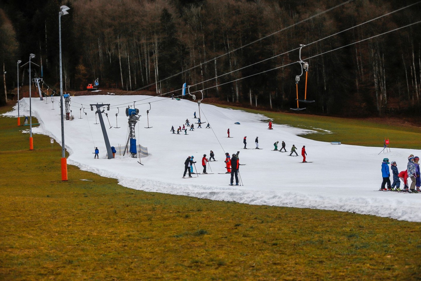Schon jetzt zeigen sich in vielen Skigebieten die Spuren der Klimakrise.