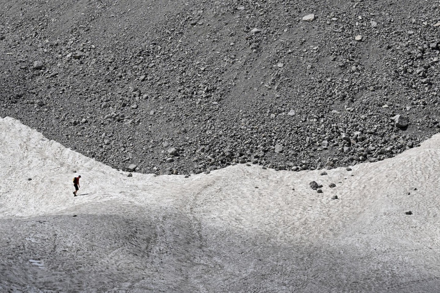Schneereste auf dem Watzmanngletscher. Forscher geben ihnen nur noch wenige Jahre: Die letzten Gletscher auf deutschen Boden gehören auf die Rote Liste.