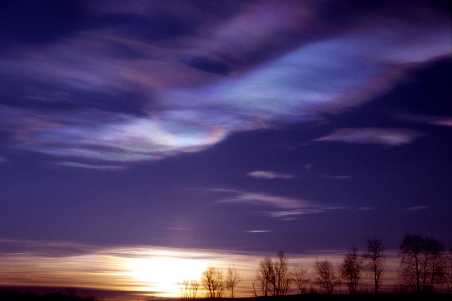 Das Bild zeigt stratosphärische Wolken über Kiruna in der Arktis. Sie bieten ideale Bedingungen für chemische Reaktionen, die Chlor in eine Form umwandeln, die die schützende Ozonschicht...