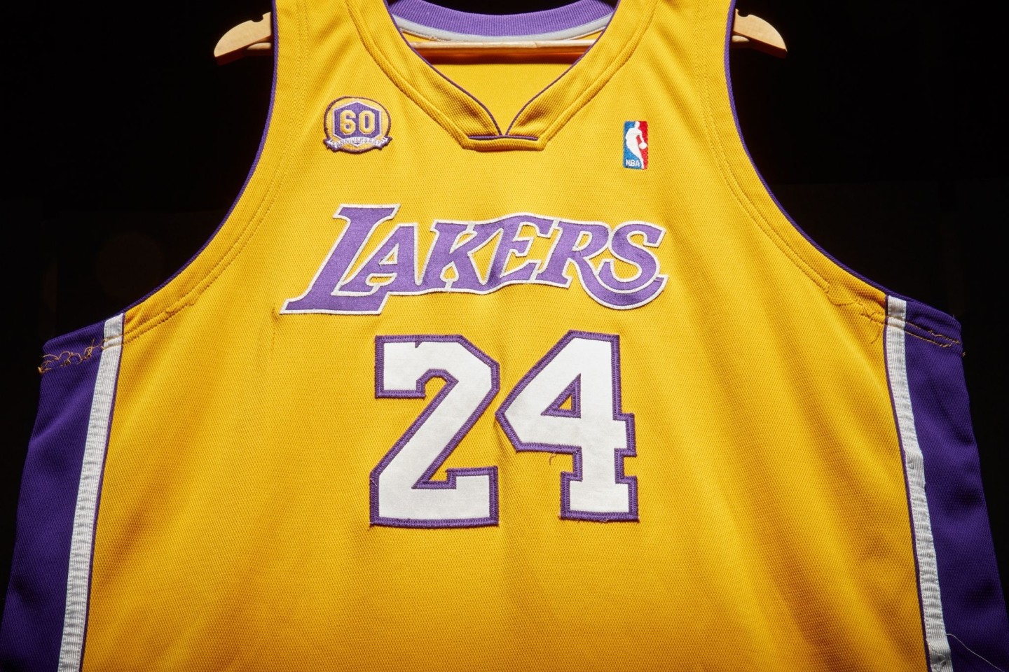 Über fünf Millionen Euro für ein Trikot: Kobe Bryants Lakers-Shirt hat einen neuen Besitzer.