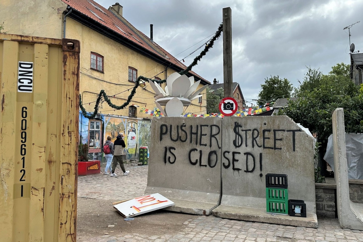 «Pusher Street is closed!» (Die Pusher Street ist geschlossen) steht an einer Blockade in der Kopenhagener Freistadt Christiania.