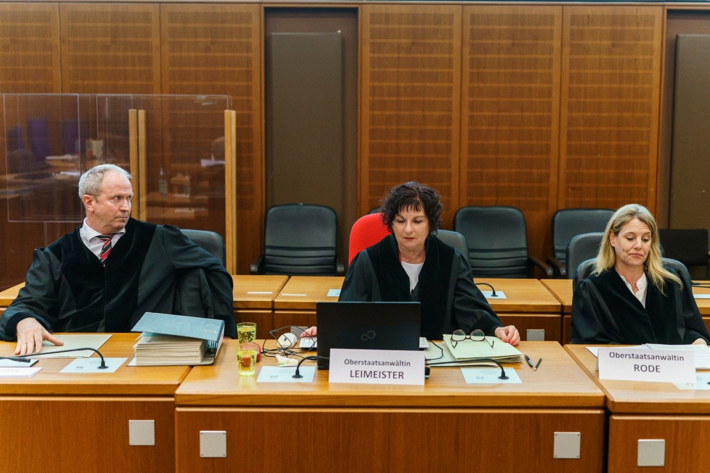 Oberstaatsanwalt Michael Loer (l-r), Oberstaatsanwältin Gisela Leimeister und Oberstaatsanwältin Nicole Rode im Gerichtssaal.