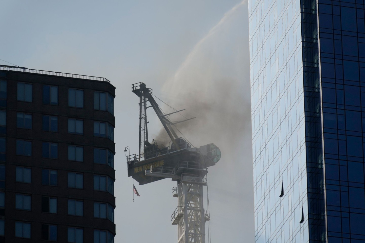 Dieser Kran fing bei Bauarbeiten in New York Feuer und brach anschließend teilweise zusammen.