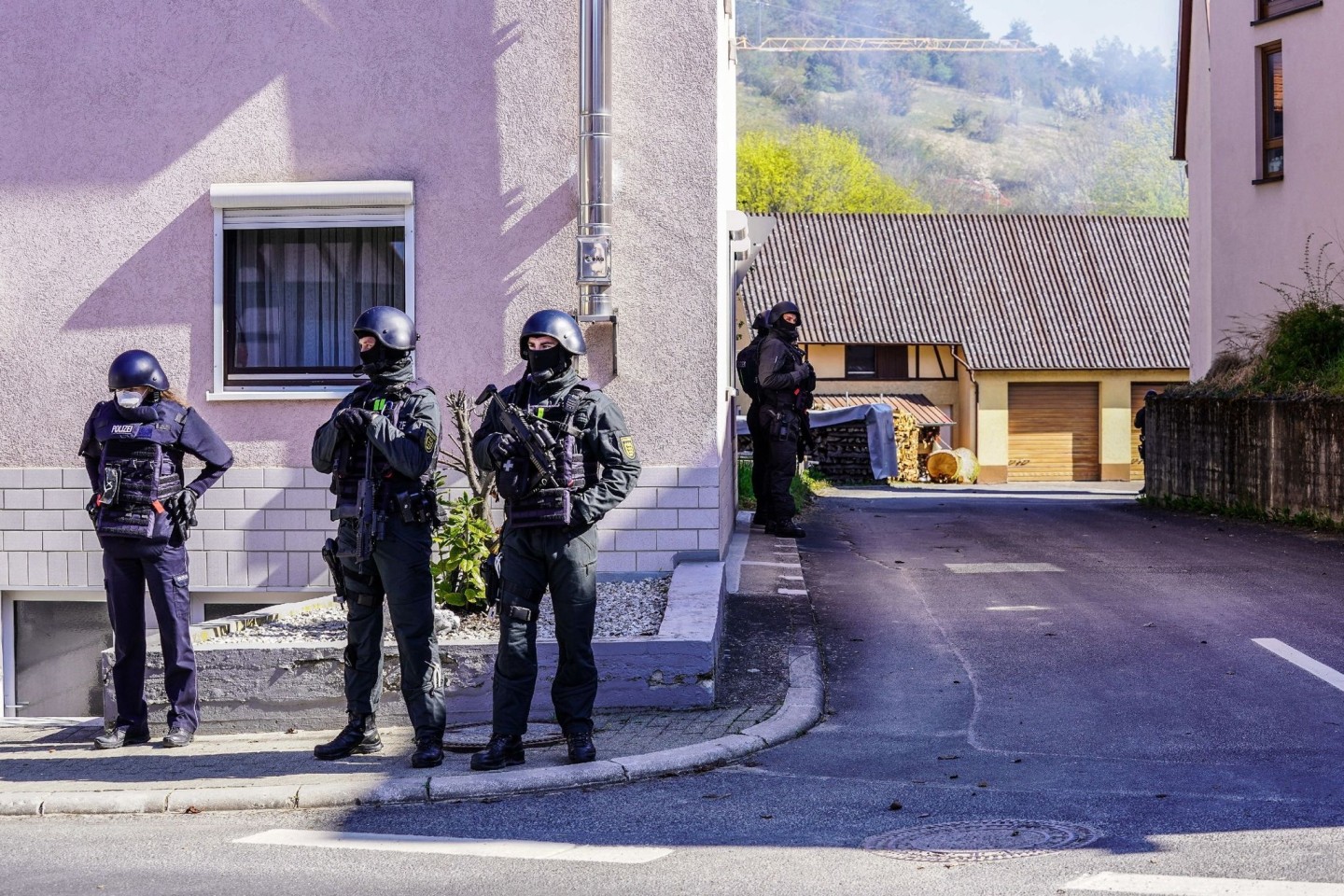 Bewaffnete Polizisten umziegeln das Haus eines mutmaßlichen Reichsbürgers in Boxberg (Main-Tauber-Kreis).