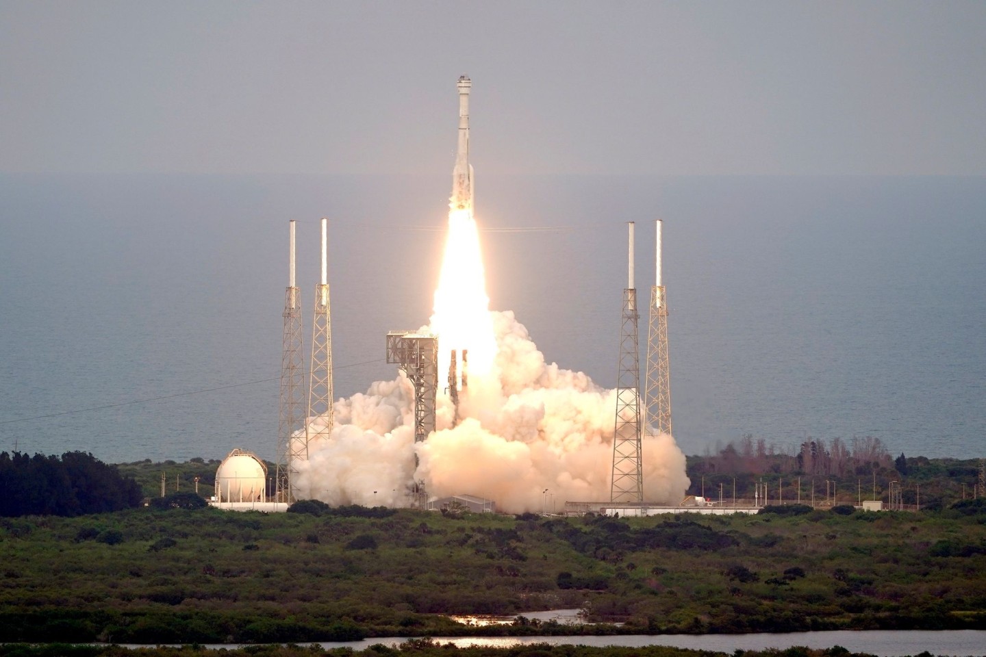Eine United Launch Alliance Atlas V-Rakete mit der Boeing Starliner-Besatzungskapsel hebt ab.