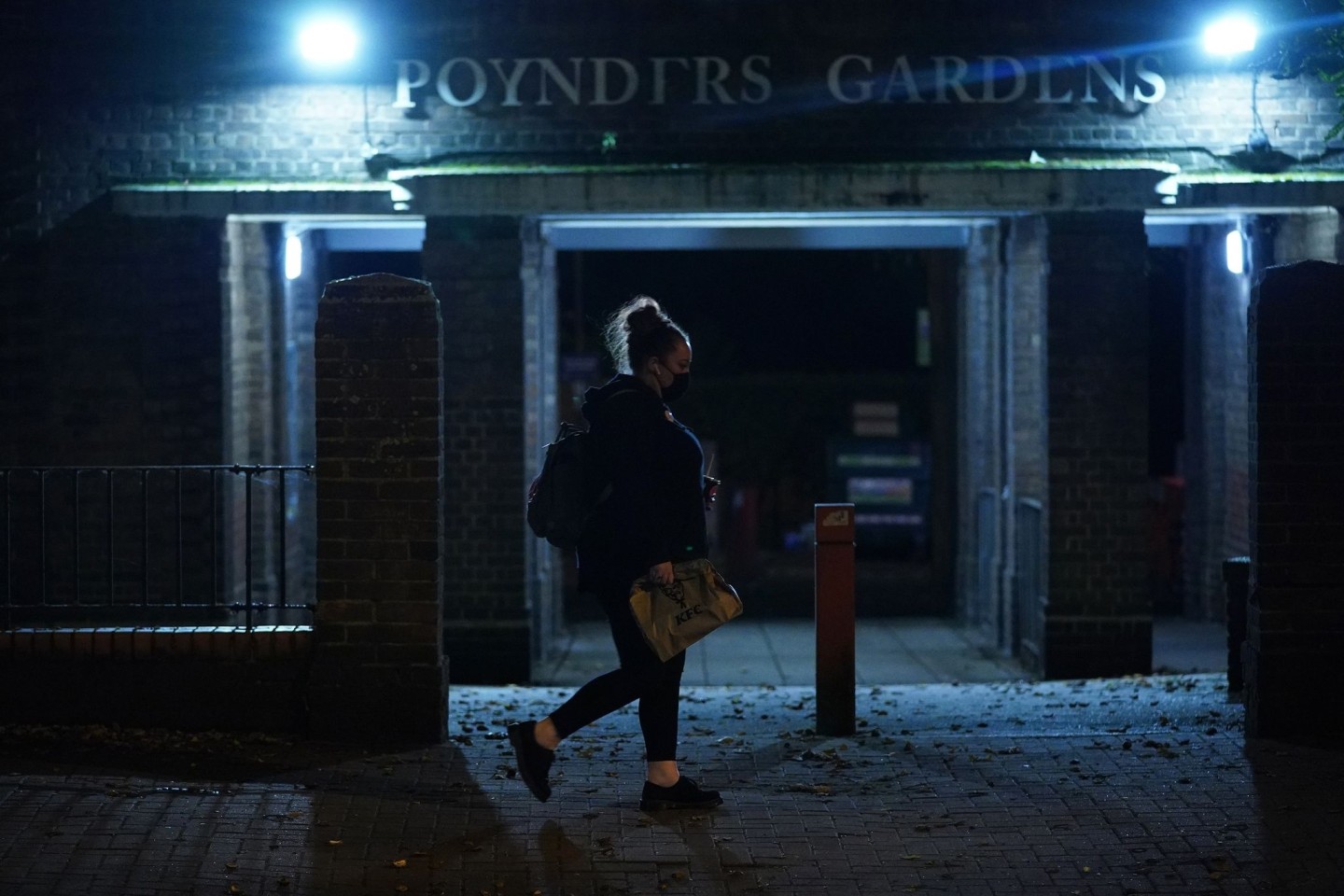 Eine Frau läuft nach Einbruch der Dunkelheit allein durch Südlondon. Die jüngsten Verhaltensempfehlungen der Londoner Polizei für Frauen als Reaktion auf den Mord an Sarah Everard stoße...