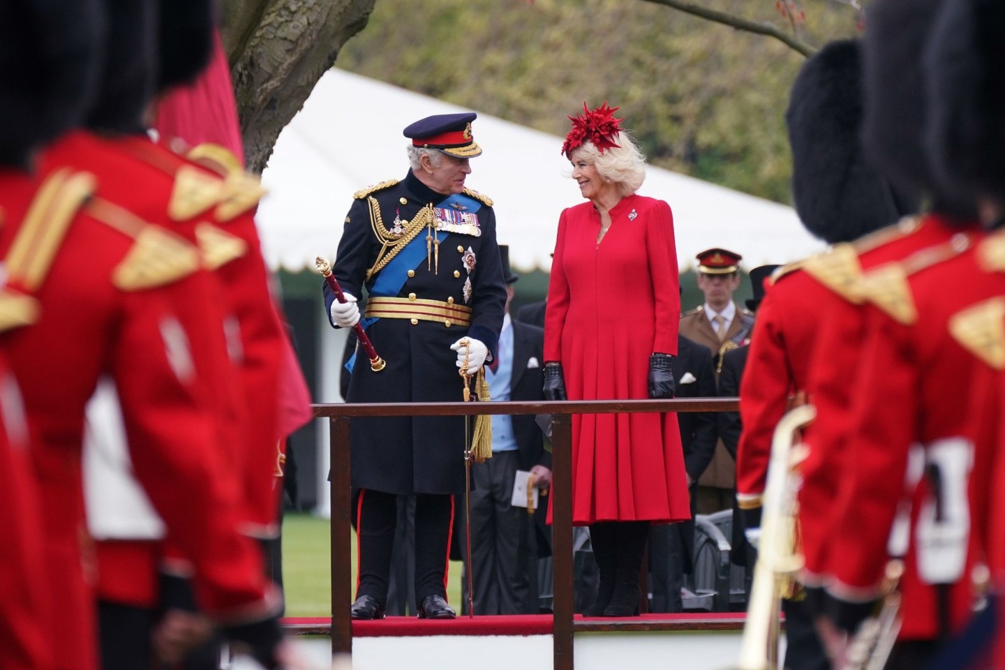 Der britische König Charles III. und Königsgemahlin Camilla während einer Zeremonie im Buckingham Palace.