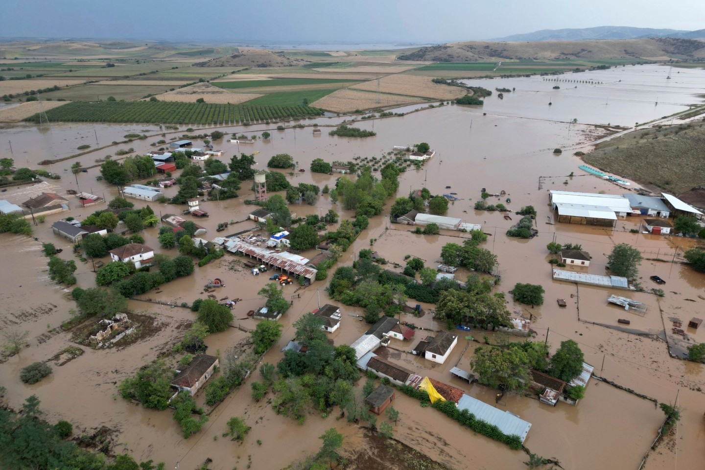 Hochwasser umgibt Häuser und Bauernhöfe nach dem Rekordregen in der Region Thessalien.