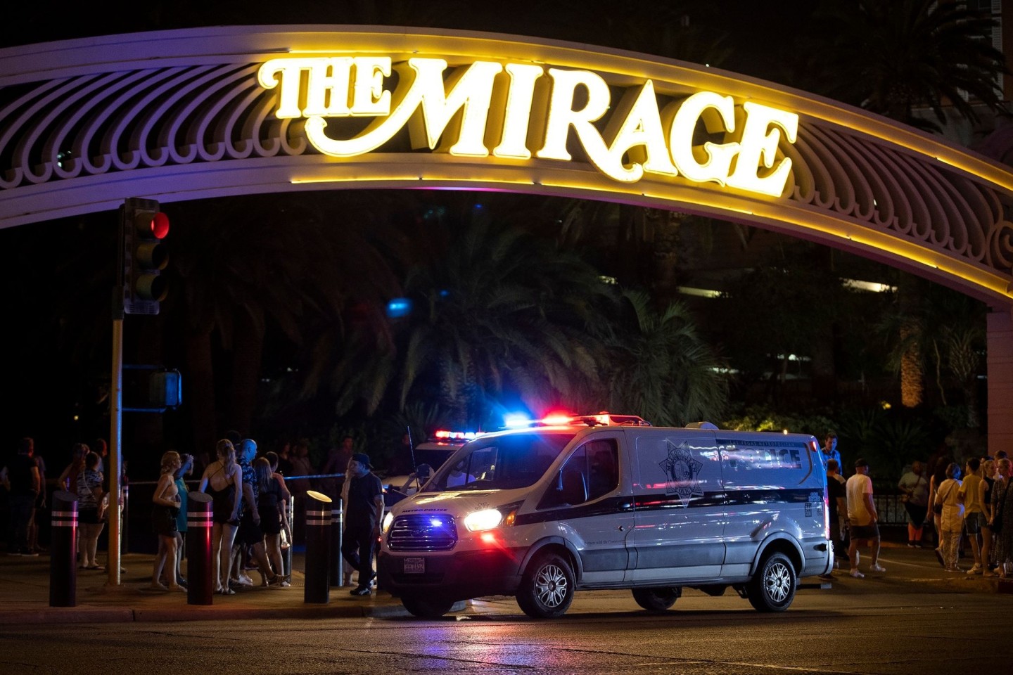 Ein Einsatzwagen der Stadtpolizei steht vor dem Hotel «Mirage» in Las Vegas, nachdem Schüsse in einem Zimmer des Hotels gefallen waren.