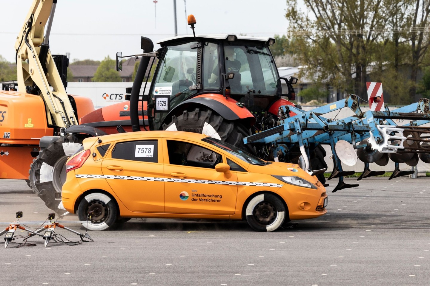 Der PKW schlägt beim Crashtest zu Forschungsprojekt Unfallgefahr mit Traktoren und Landmaschinen in den Traktor und das daran befindliche landwirtschaftliche Gerät ein.