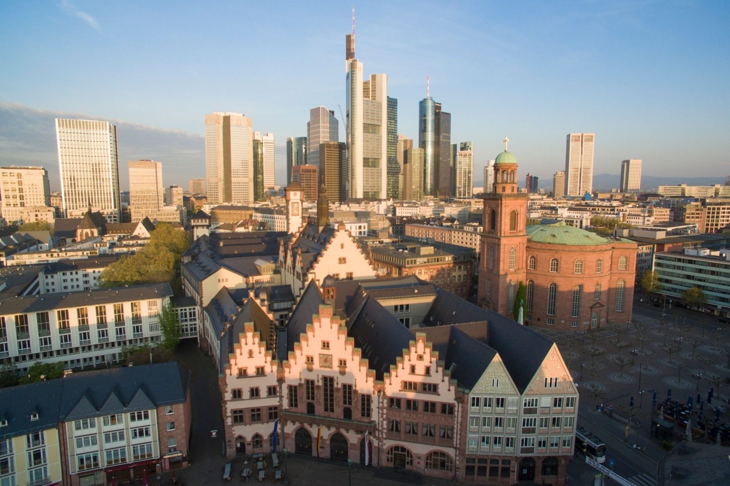 Frankfurt am Main ist aus der Rangliste der zehn lebenswertesten Städte der Welt verdrängt worden.