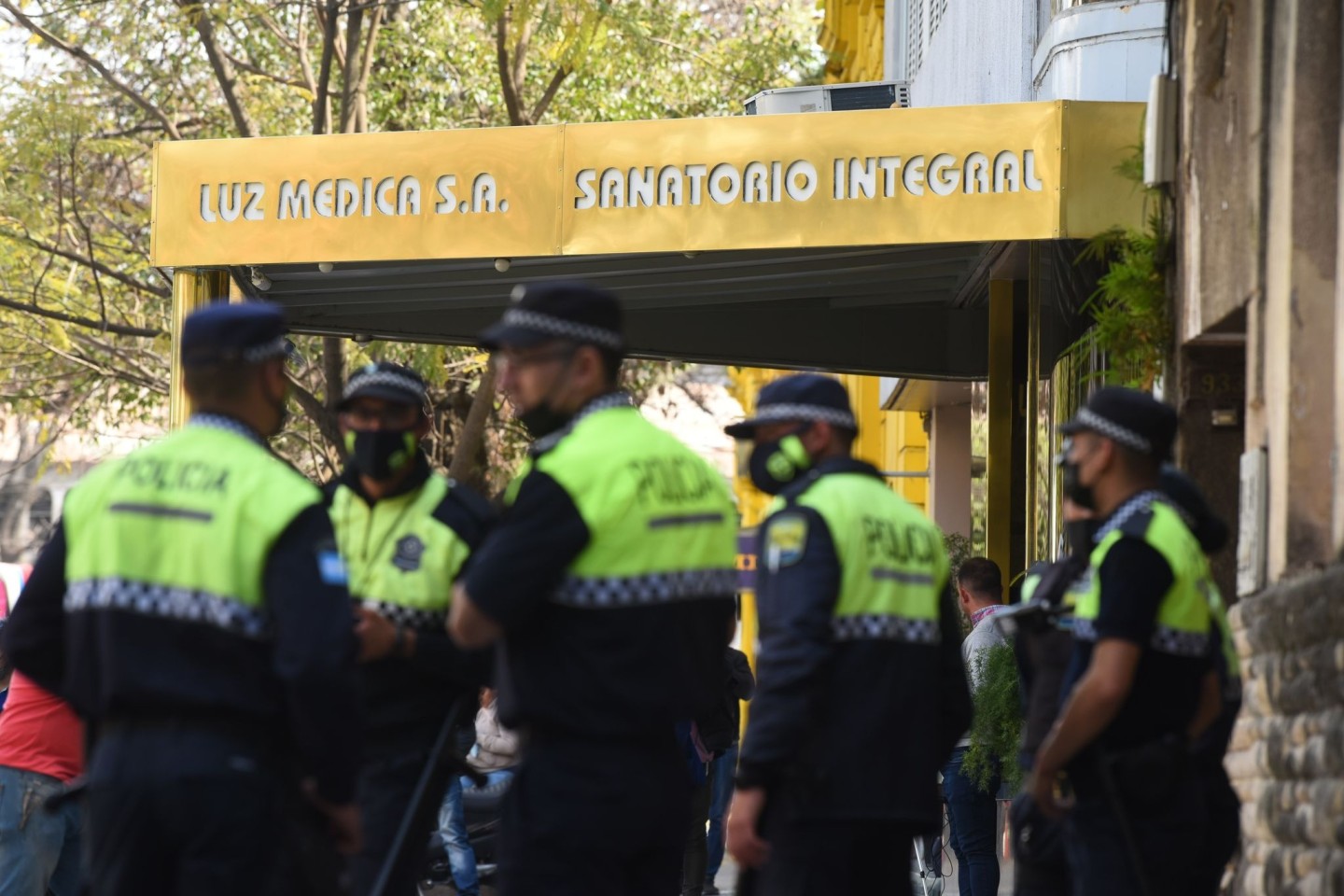 Polizisten vor der Privatklinik in Argentinien.