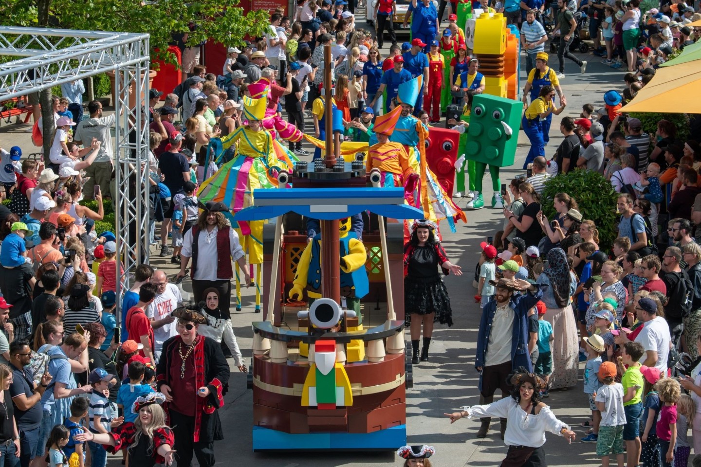 Eine bunte Parade zieht durch den Freizeitpark Legoland.