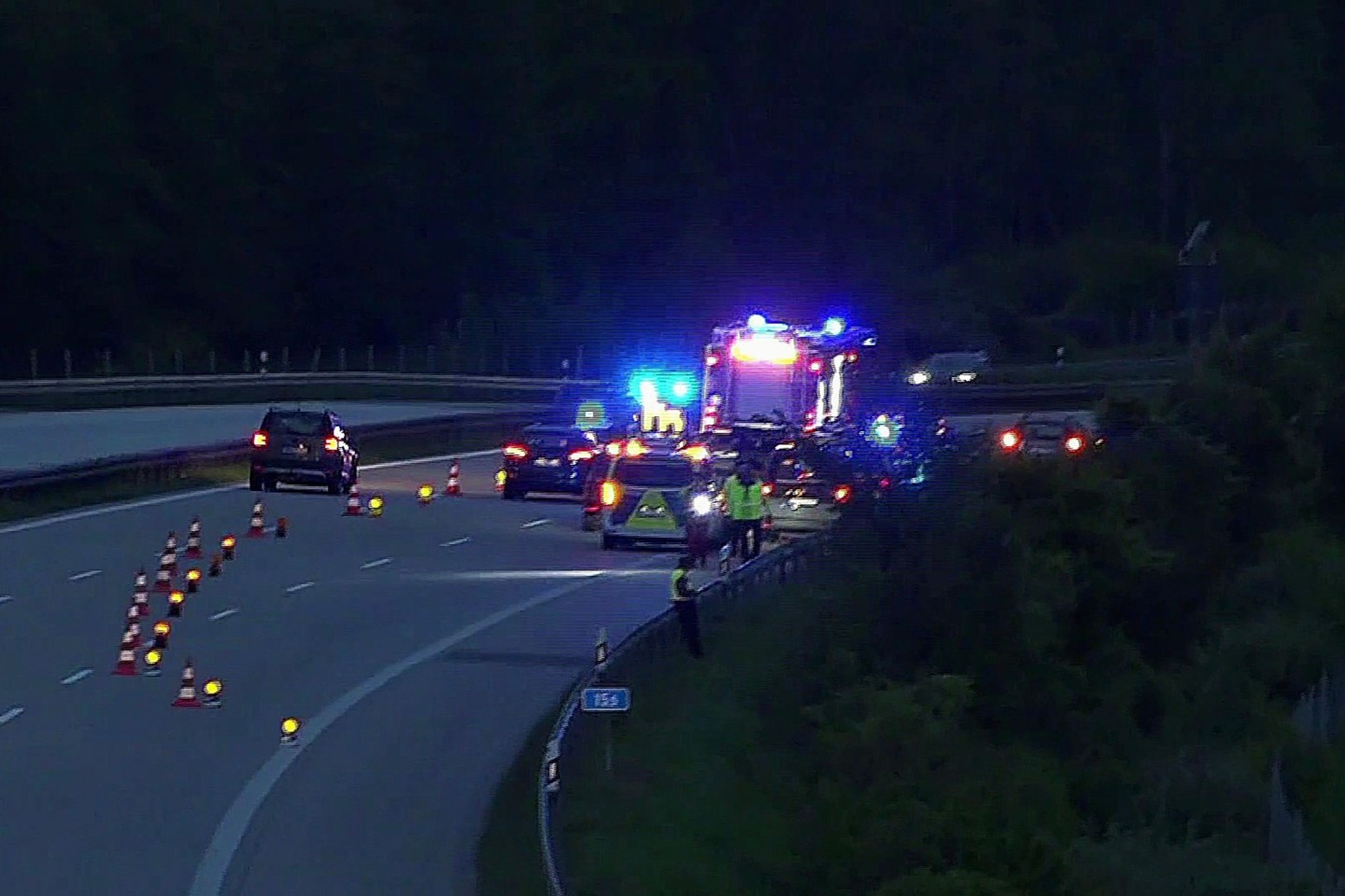 Polizisten sichern den Tatort ab. Nach einem Vorfall auf der Autobahn 9 bei Brück in Brandenburg im Mai wird wegen des Verdachts eines Tötungsdelikts ermittelt.