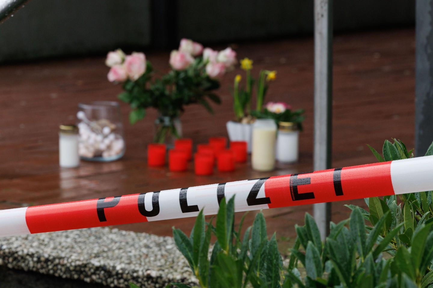 Blick auf Trauerkerzen und Blumen vor dem Eingang der Schule in Ibbenbühren.