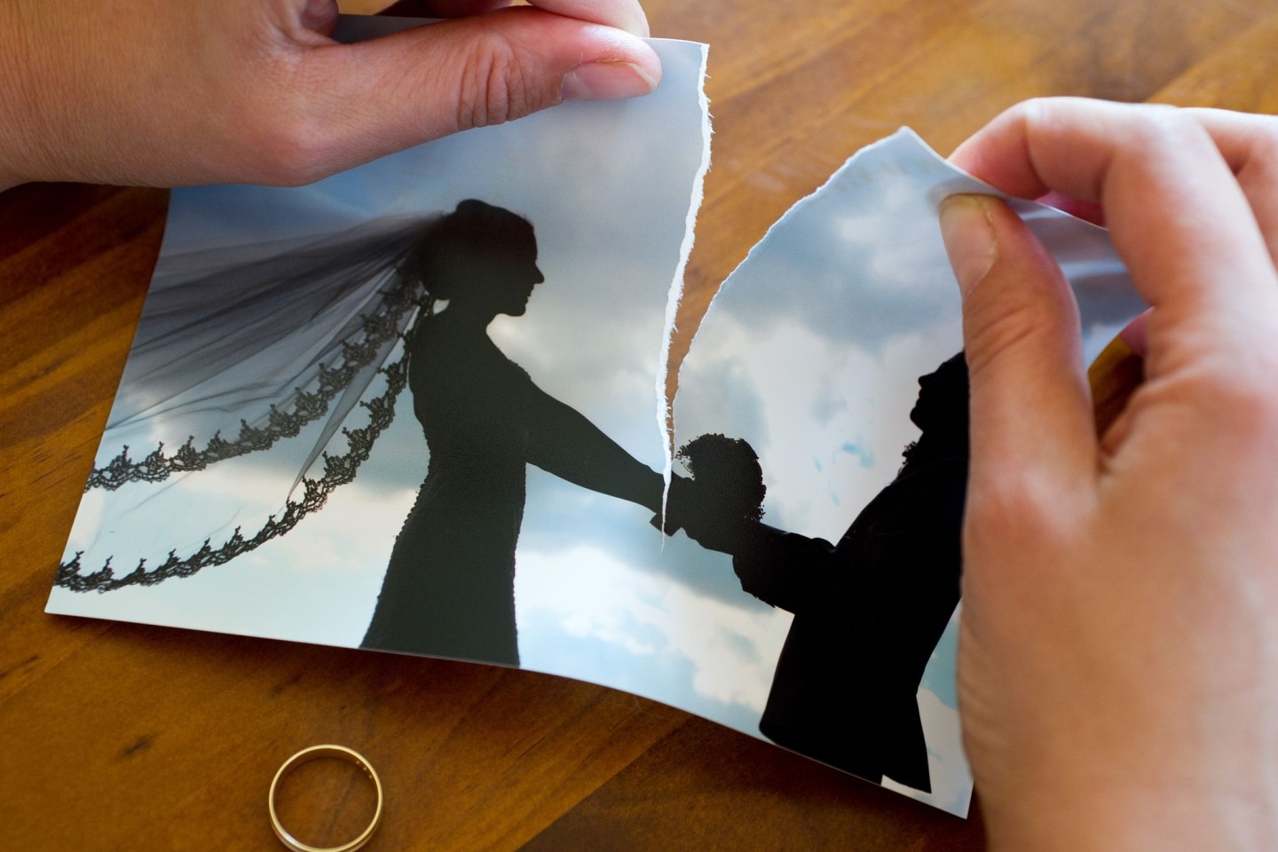 Nicht jede Ehe hält ewig. Doch die Zahl der Scheidungen in Deutschland hat abgenommen.