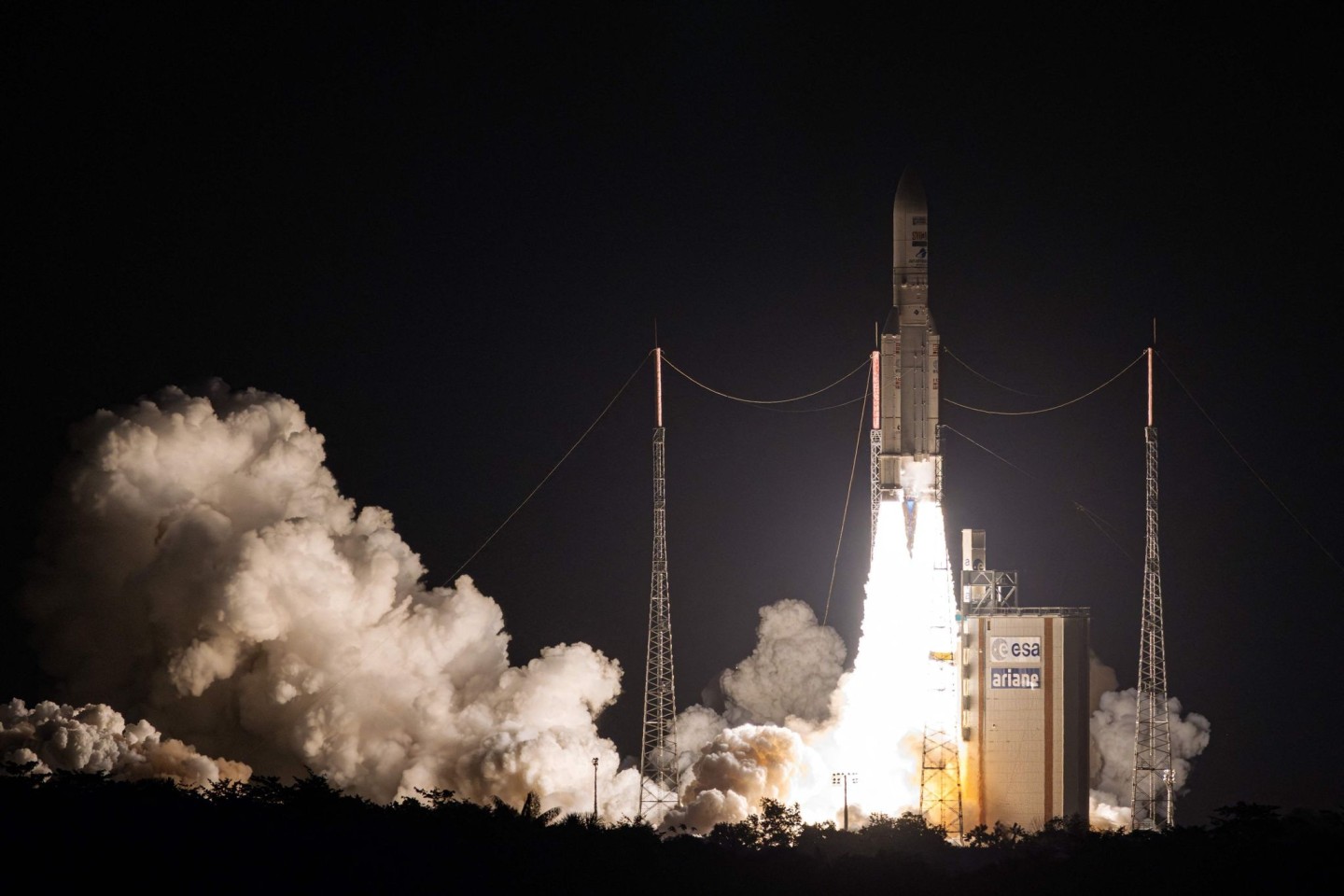 Die letzte europäische Ariane-5-Trägerrakete hebt vom Weltraumbahnhof in Kourou in Französisch-Guyana ab.