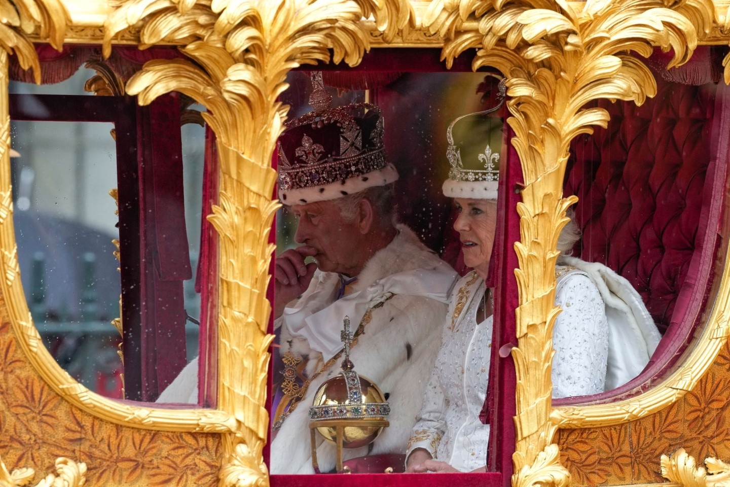 Charles und Camilla in der Goldenen Staatskutsche.