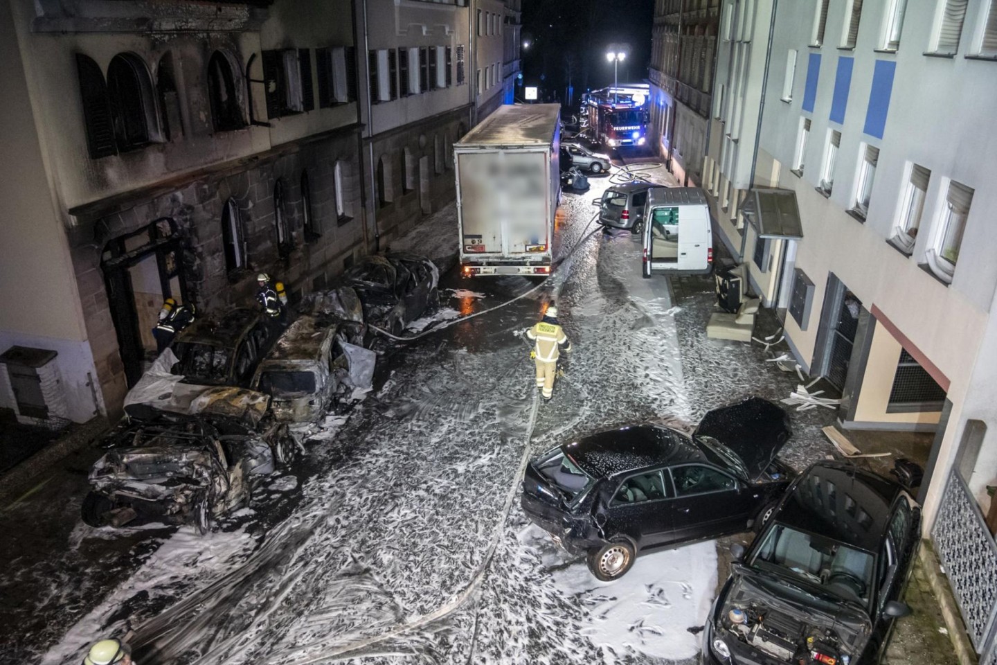Feuerwehleute sind nach der Chaosfahrt eines Lastwagenfahrers in Fürth im Einsatz.