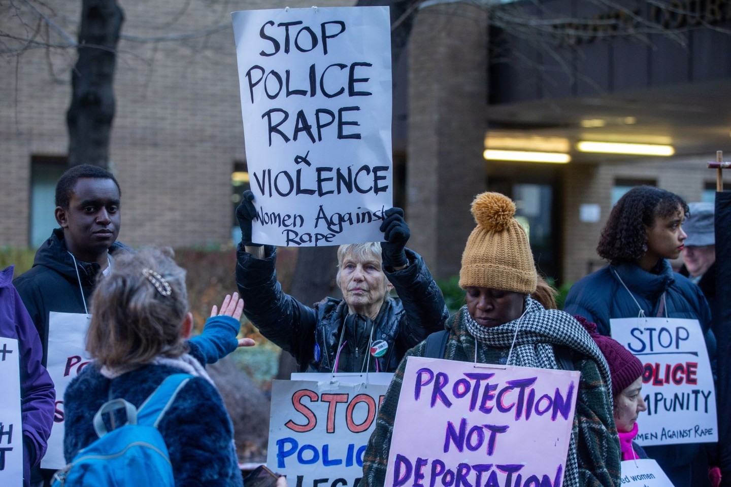 Demonstranten hatten sich im Februar vor dem Southwark Crown Court vor der Strafmaßverkündung im Fall eines Londoner Polizisten versammelt, der wegen der Vergewaltigung etlicher Frauen ang...