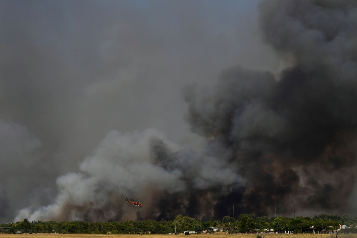 Ein Hubschrauber fliegt über einen Waldbrand nördlich von Athen. Griechenland wird weiterhin von einer Dauerhitzewelle und Trockenheit heimgesucht, weshalb zahlreiche Waldbrände ausgebroc...