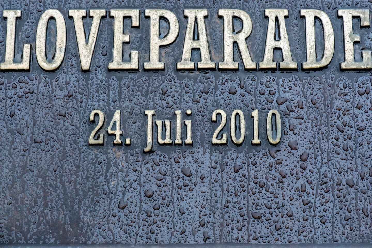 Eine Gedenkplatte für das Loveparade-Unglück.