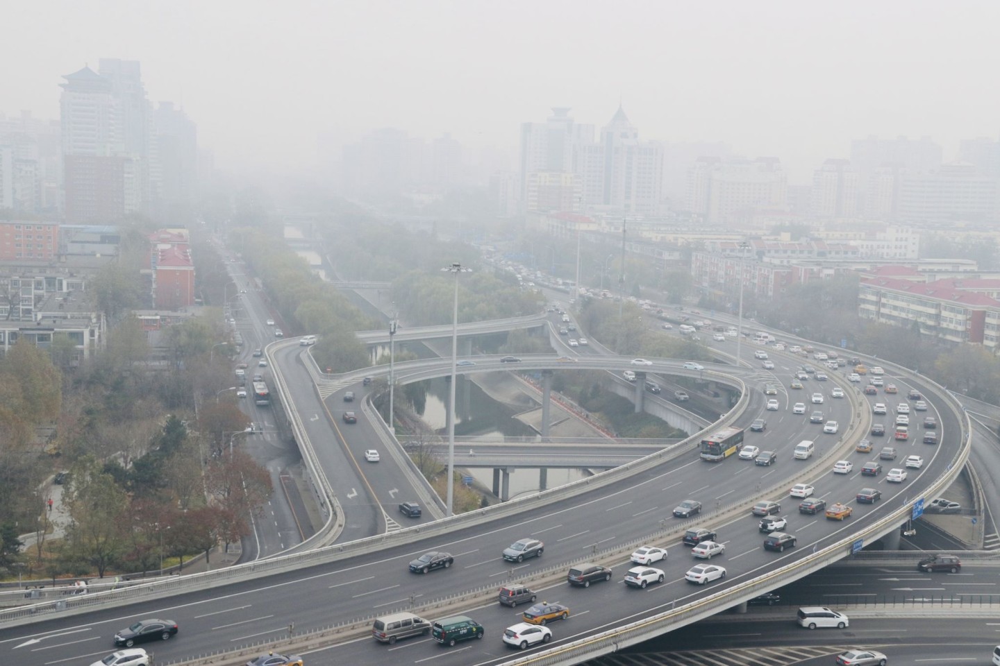 Dichter Smog über der chinesischen Großstadt Peking.