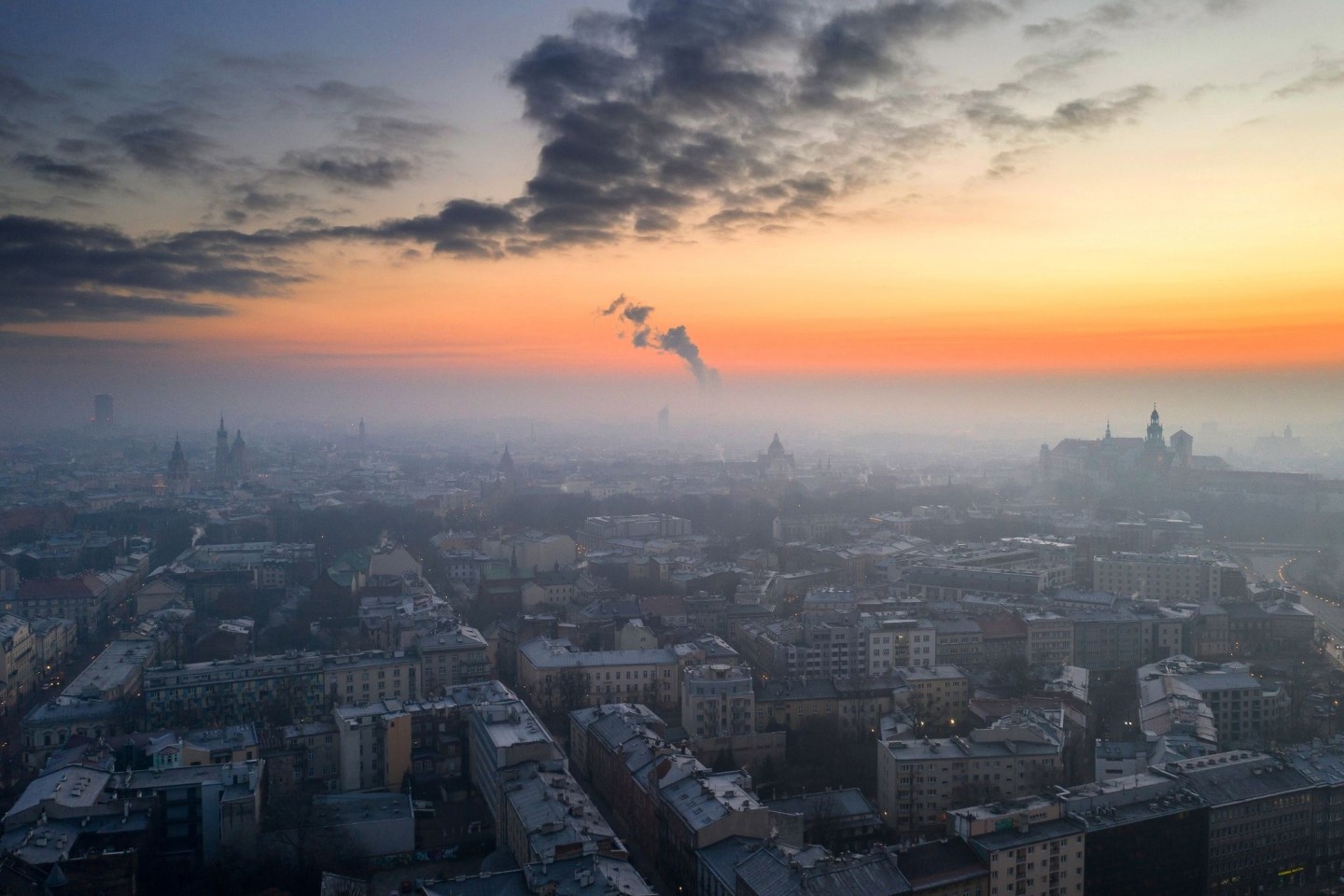 Smog ist über der Stadt Krakau zu sehen. Die Menschen in weiten Teilen der Europäischen Union atmen nach Angaben der Umweltagentur EEA noch immer zu viele Schadstoffe ein.