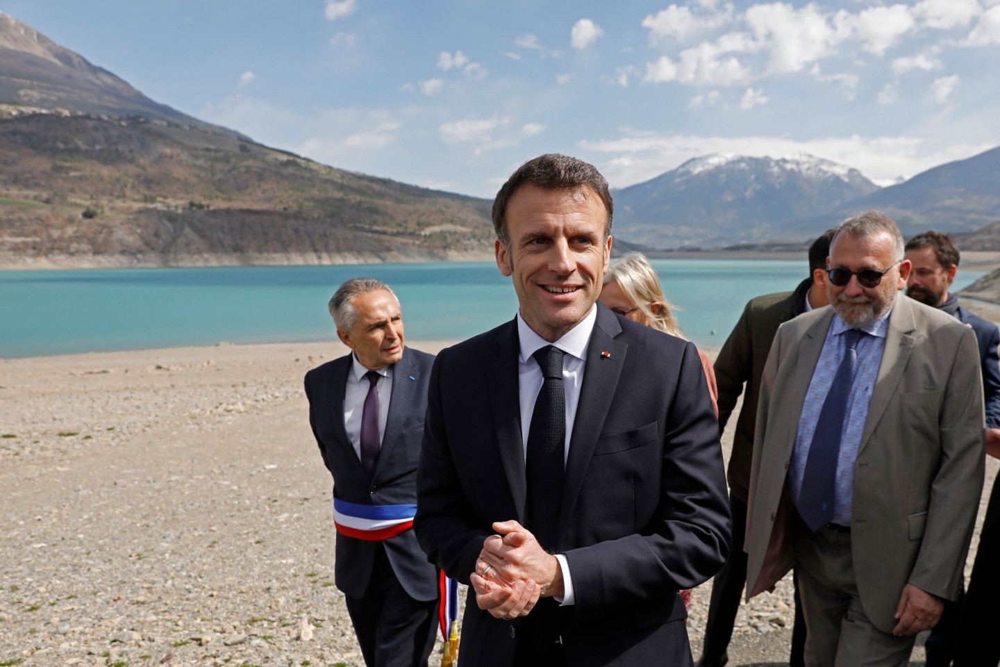 Präsident Emmanuel Macron (vorn) in Sainte-Savine-Le-Lac. Er will zukünftig flächenübergreifend Wasser sparen.